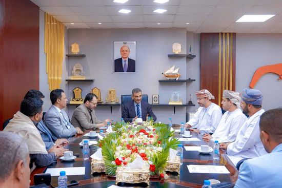 محافظ عدن يبحث تعزيز العلاقات الاستثمارية مع بنك الصحار