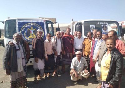 تسليم شاحنتين لصندوق نظافة الحبيلين