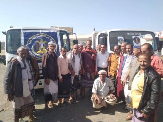 تسليم شاحنتين لصندوق نظافة الحبيلين