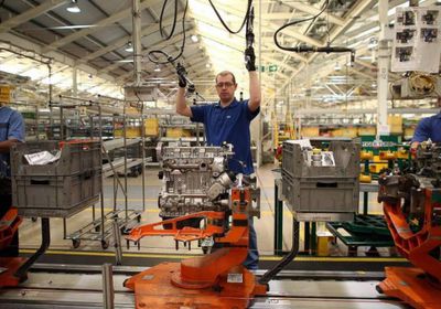 الأزمات ترخي بظلالها على إنتاجية القطاع الصناعي البريطاني