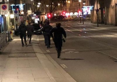 مسلح يصيب 3 أشخاص داخل متجر بفرنسا
