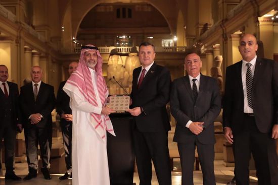 مصر تسلم السعودية عملات نادرة من عهد الملك عبدالعزيز
