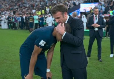 ماكرون يواسي مبابي بعد الخسارة أمام الأرجنتين