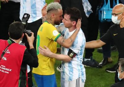 نيمار يهنئ ميسي بعد تتويج الأرجنتين بكأس العالم