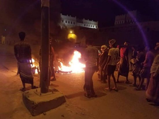 الغضب يتصاعد.. احتجاجات على طرق شبام رفضا للعسكرية الأولى
