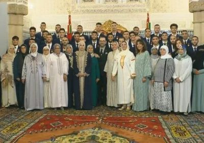 العاهل المغربي يمنح أعضاء منتخب بلاده وسام العرش
