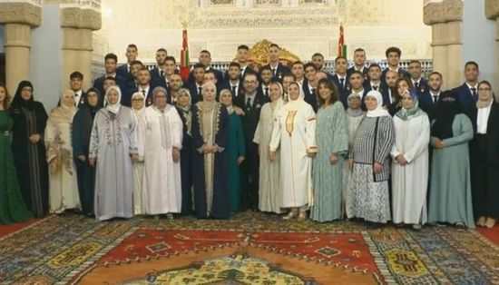 العاهل المغربي يمنح أعضاء منتخب بلاده وسام العرش
