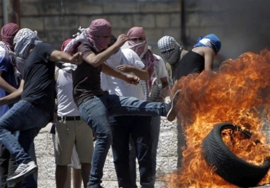 إصابات عديدة في مواجهات عنيفة بين الفلسطينيين والاحتلال