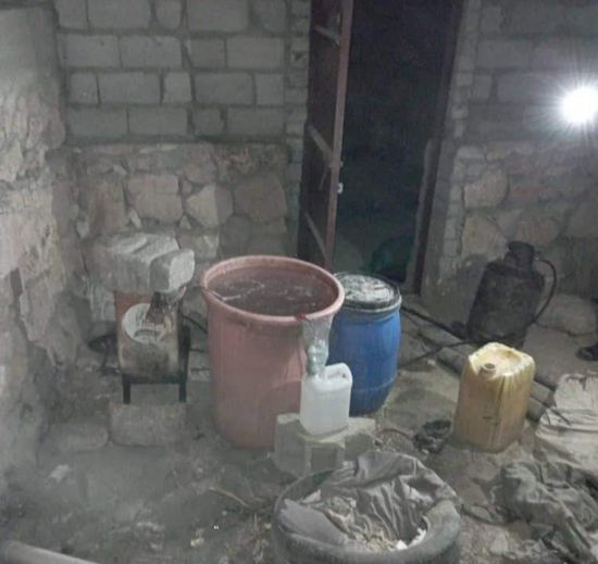 ضبط صاحب مصنع خمور في المكلا