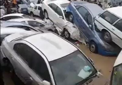 السيول تجرف عدد كبير من المركبات بشوارع مكة المكرمة