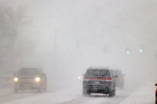 انقطاع الكهرباء عن مئات الآلاف جراء العاصفة الثلجية بأمريكا