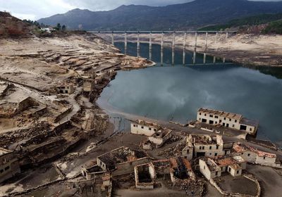 مقتل خمسة أشخاص جراء سقوط حافلة في نهر غرب اسبانيا