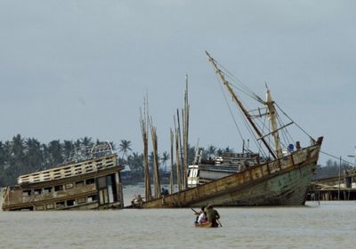 مركب يحمل عشرات الروهينغا يصل لإندونيسيا