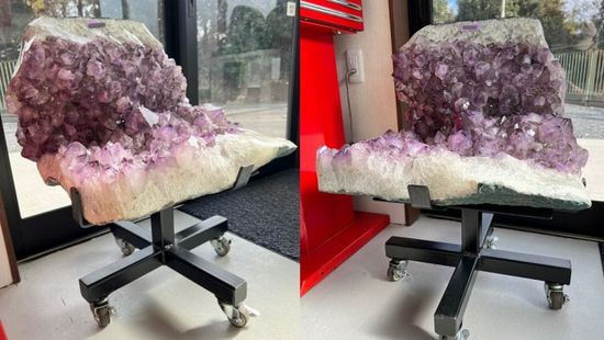 شركة يابانية تصنع كرسي مكتب من الأحجار الكريمة