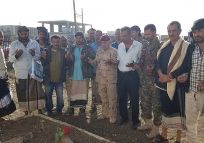 انتقالي الضالع يضع أكاليل الزهور على مقابر شهداء مجزرة سناح