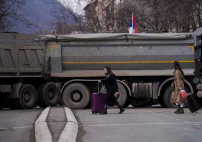 صربيا تبدأ في إزالة الحواجز شمال كوسوفو