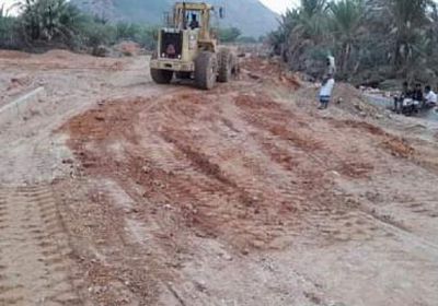 الإمارات ترفع أضرار السيول عن الطرق بسقطرى