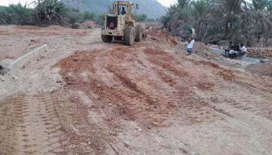 الإمارات ترفع أضرار السيول عن الطرق بسقطرى