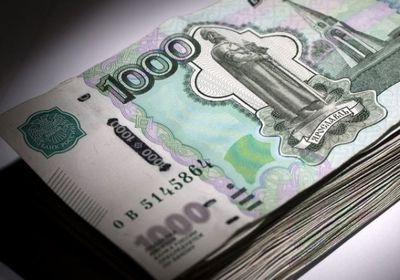 الروبل يهوي عالميا لأدنى مستوى في 8 أشهر