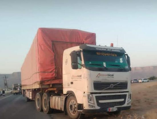 بتواطؤ "العسكرية الأولى".. إحباط تهريب شاحنتي سلاح للحوثيين