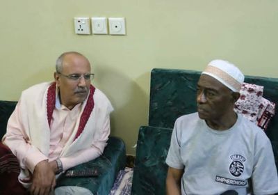 الكثيري يطمئن على صحة الفنان كندارة