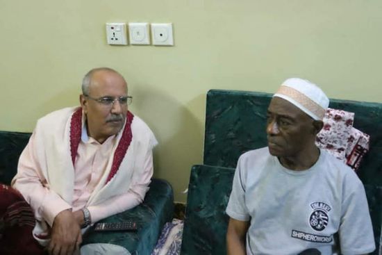 الكثيري يطمئن على صحة الفنان كندارة