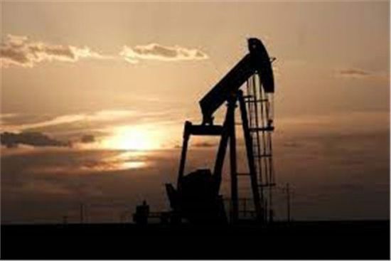 أسعار النفط تنخفض بعد تحذير النقد الدولي