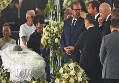 الجماهير تودع بيليه في موكب أسطوري