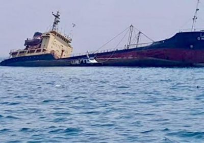 الأمواج تجرف سفينة متهالكة لشواطئ عدن