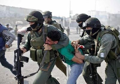 اعتقال 13 فلسطينيًا بالضفة الغربية من قبل قوات الاحتلال