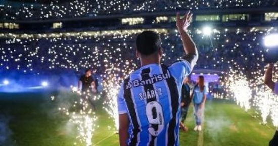 جريميو البرازيلي يقدم سواريز في حضور 40 ألف شخص