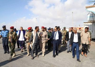 محافظ حضرموت يطلع على سير العمل بميناء الشحر