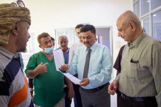 انتقالي عدن يدعم "العليا للتأمين الصحي" بخزاني مياه