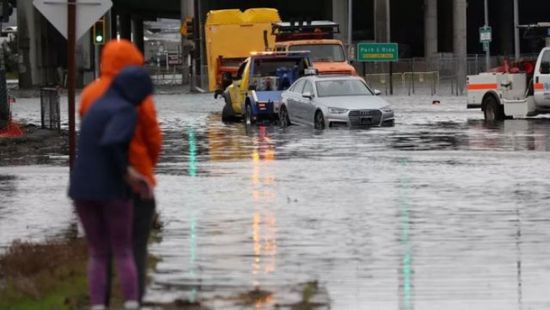 انقطاع الكهرباء عن آلاف الأشخاص جراء فيضانات بكالفورنيا