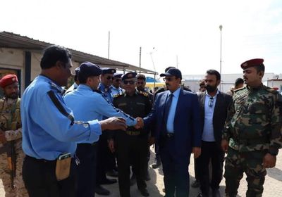 محافظ حضرموت يتفقد حملة ترقيم السيارات بالساحل