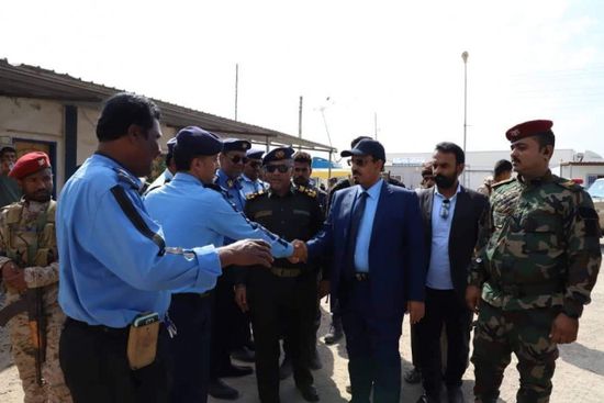 محافظ حضرموت يتفقد حملة ترقيم السيارات بالساحل