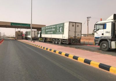 4 شاحنات سعودية محملة بمستلزمات غسيل كلوي تعبر منفذ الوديعة