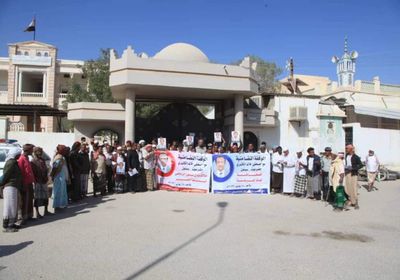 وقفة تضامنية مع الصحفي خالد الكثيري بسيئون