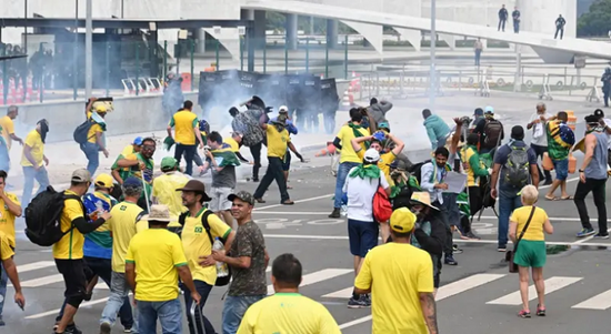 مناصرو بولسونارو يقتحمون القصر الرئاسي والمحكمة العليا بالبرازيل