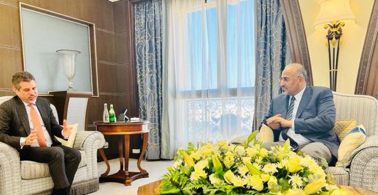 الرئيس الزُبيدي والسفير الأمريكي يبحثان مكافحة الإرهاب والتصعيد الحوثي