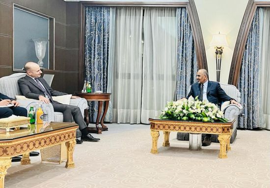 رئيس الانتقالي يطالب المجتمع الدولي بالضغط على الحوثي