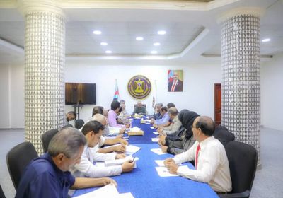 الانتقالي يطالب "الرئاسي" بإلغاء قرارات المجلس الاقتصادي: "تجويع للجنوبيين"