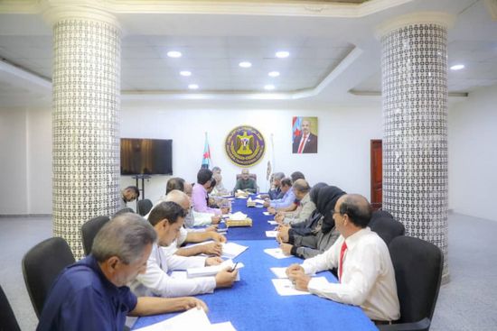 الانتقالي يطالب "الرئاسي" بإلغاء قرارات المجلس الاقتصادي: "تجويع للجنوبيين"