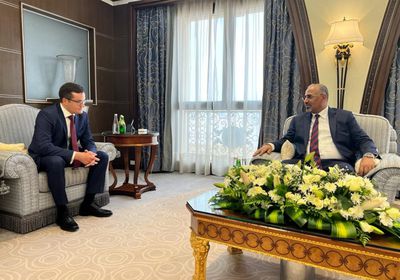 خلال ترحيبه بالسفير الروسي.. الرئيس الزُبيدي يستعرض انتصارات القوات الجنوبية