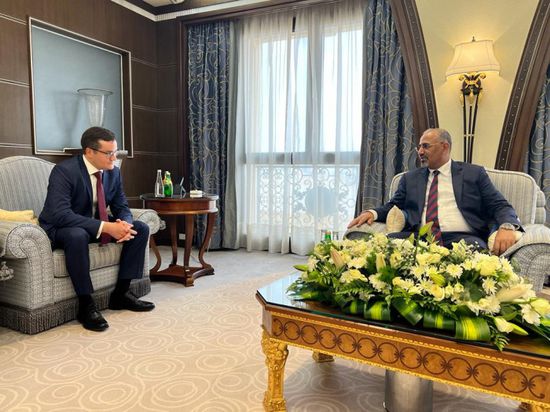 خلال ترحيبه بالسفير الروسي.. الرئيس الزُبيدي يستعرض انتصارات القوات الجنوبية