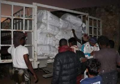 مساعدات الإمارات تصل لقمم جبال سقطرى بحثا عن "البردانين"