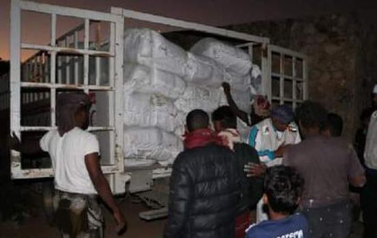 مساعدات الإمارات تصل لقمم جبال سقطرى بحثا عن "البردانين"