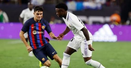 تعرف على حكم قمة ريال مدريد وبرشلونة 