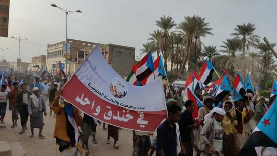 بأول فعاليات "الحسم مطلبنا".. جماهير وادي حضرموت تزحف لساحة قصر سيئون
