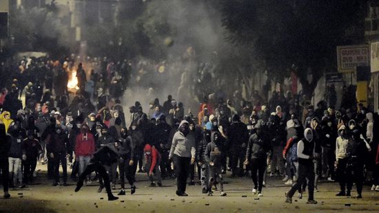 مواجهات عنيفة بين محتجين وعناصر الشرطة التونسية بالقصرين